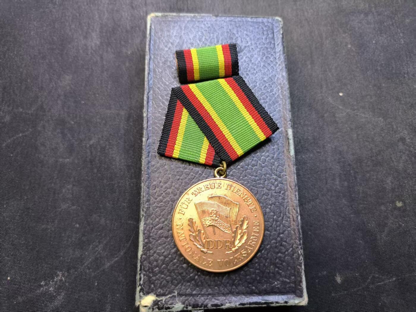 （店主清仓 大量自藏 制服徽章盛宴）罗岚⭐爱藏⭐甄选专拍第五场-分享拍场赚佣（实体经营） 民主德国人民军铜级忠诚服役奖章带盒略 早期T2版提手挂 绒底皮质盒