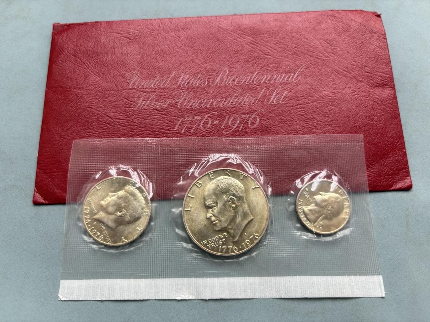盛世勋华——号角文化勋章邮票专场拍卖第304期 1976年美国独立200周年（建国二百周年）银币套币，官方红色封套，属于美国铸币局（US Mint）发行的未流通版，共3枚银币，包括艾森豪威尔1美元，肯尼迪半美元，话说，华盛顿25美分，均为S版（旧金山铸币局铸造），