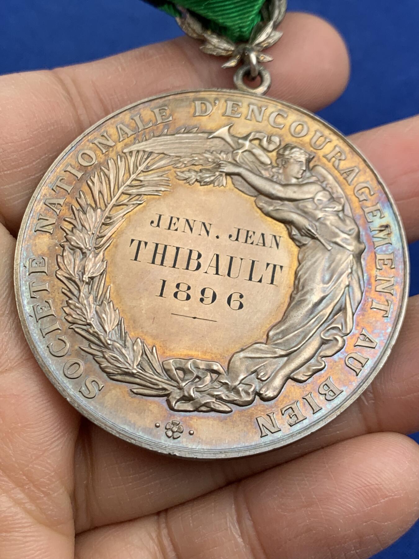 《竞宝斋》第464场 周日，周一，周二，3场连拍 （全场包邮）欢迎送拍 法国带环纯银镀金章，1896年某音乐比赛勋章，手里唯一的浮雕高度比章牌本身厚度还高的一枚勋章，浮雕高的感觉都不像压铸的，材质为950银镀金，挂环上有野猪头银标，直径50.6mm，重量46.46g，品相很美，原光背板，五彩包浆，有原装挂环和绶带，和章牌同字的烫金原盒