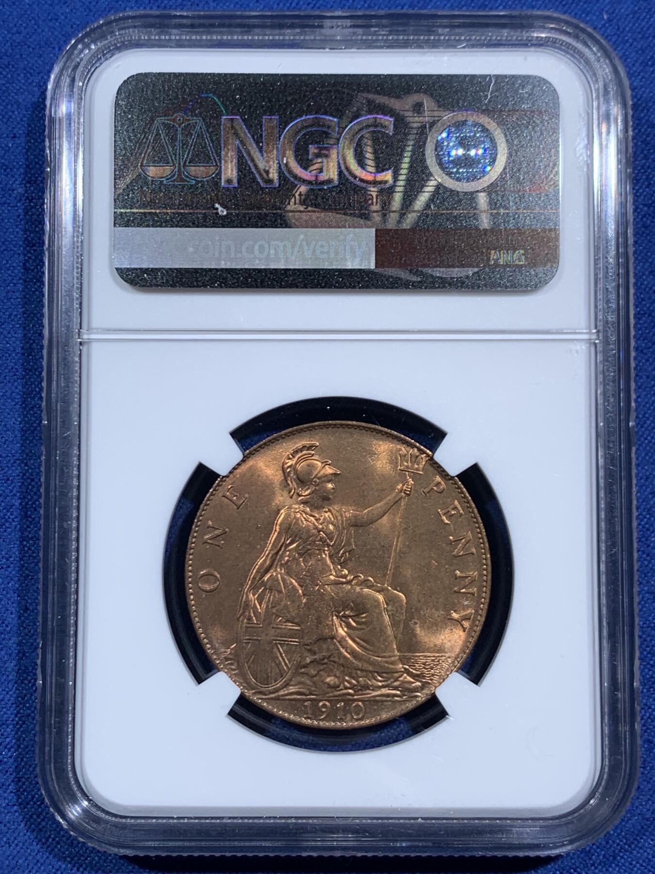 《竞宝斋》第464场 周日，周一，周二，3场连拍 （全场包邮）欢迎送拍 NGC MS64RB 英国1910年爱德华七世 1便士铜币。拍行的库存出品的几颗，想不通为什么不是red。。分数也尤为保守。送pc大概率是65red。