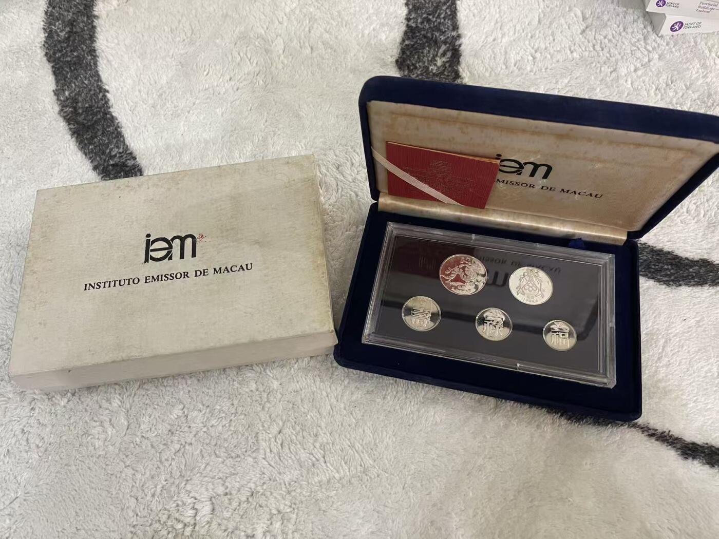 ❤️【币观天下】❤️ 第342期钱币秒杀拍卖场- 2026.2.4秒杀专场 长期征集拍品  澳门1983年官方全银套币 盒证全齐 