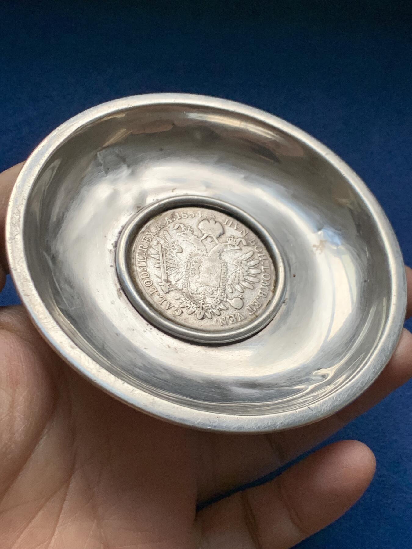 《竞宝斋》第464场 周日，周一，周二，3场连拍 （全场包邮）欢迎送拍 欧洲镶嵌弗朗茨一世泰勒老银碟子，19世纪末期20世纪初南欧工艺，直径约101.5毫米，高18毫米，重约96.1克。碟底部边缘有CD、J、马耳他十字（Maltese Cross ）800银，4个银戳记。中间镶嵌少见1834年弗朗茨一世奥地利帝国双头鹰1泰勒银币。流通使用品。