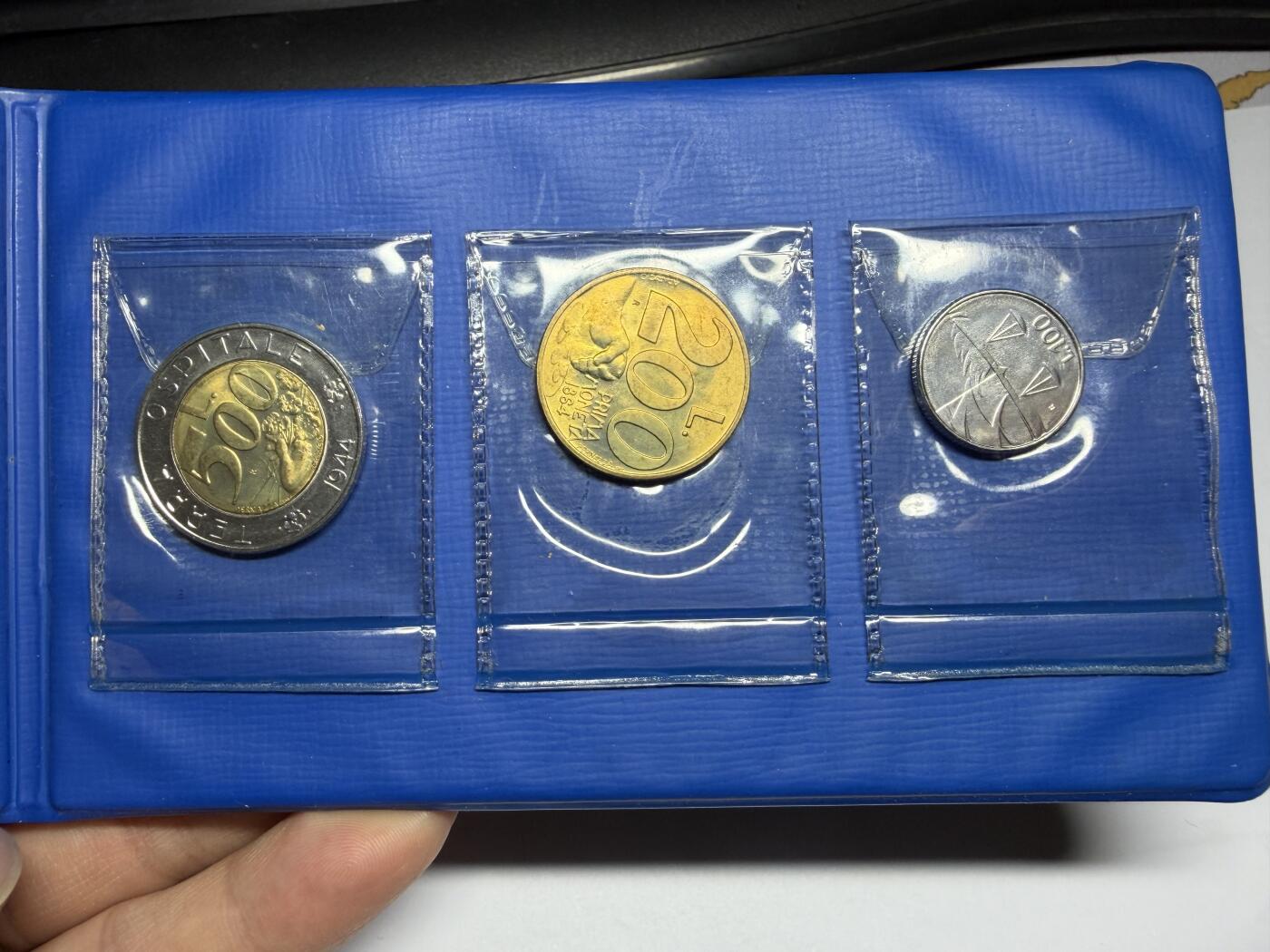 2025年集古藏今外币拍卖第二期-第3场—（总第303拍），可以寄存60天，满160元包邮。 圣马力诺共和国套币一本