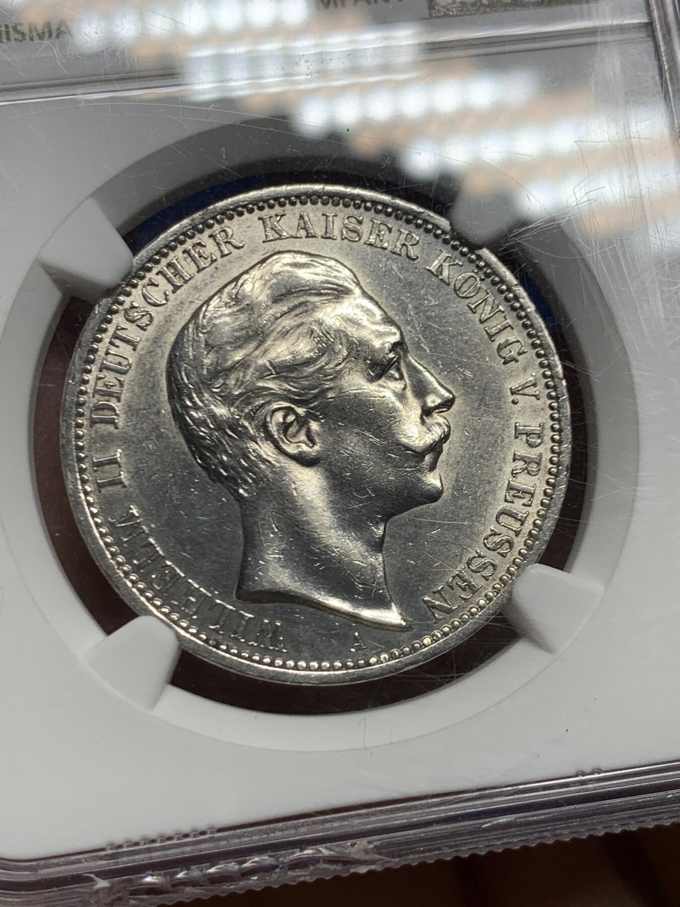 《竞宝斋》第464场 周日，周一，周二，3场连拍 （全场包邮）欢迎送拍 NGC AU58 德国 普鲁士 1908年 威廉二世 流通版 3马克 银币。盒子下端有破损