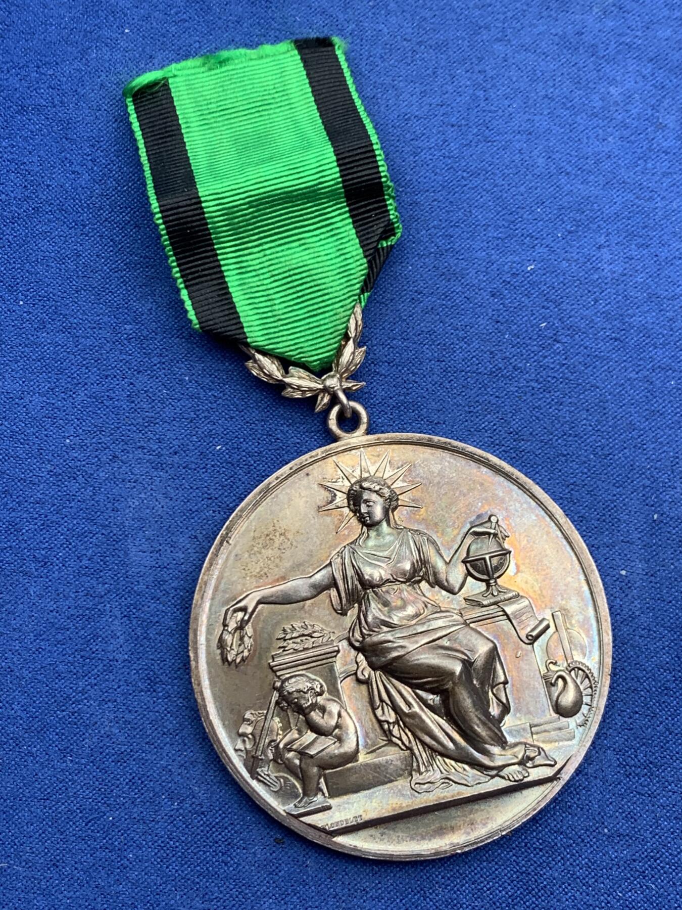 《竞宝斋》第464场 周日，周一，周二，3场连拍 （全场包邮）欢迎送拍 法国带环纯银镀金章，1896年某音乐比赛勋章，手里唯一的浮雕高度比章牌本身厚度还高的一枚勋章，浮雕高的感觉都不像压铸的，材质为950银镀金，挂环上有野猪头银标，直径50.6mm，重量46.46g，品相很美，原光背板，五彩包浆，有原装挂环和绶带，和章牌同字的烫金原盒