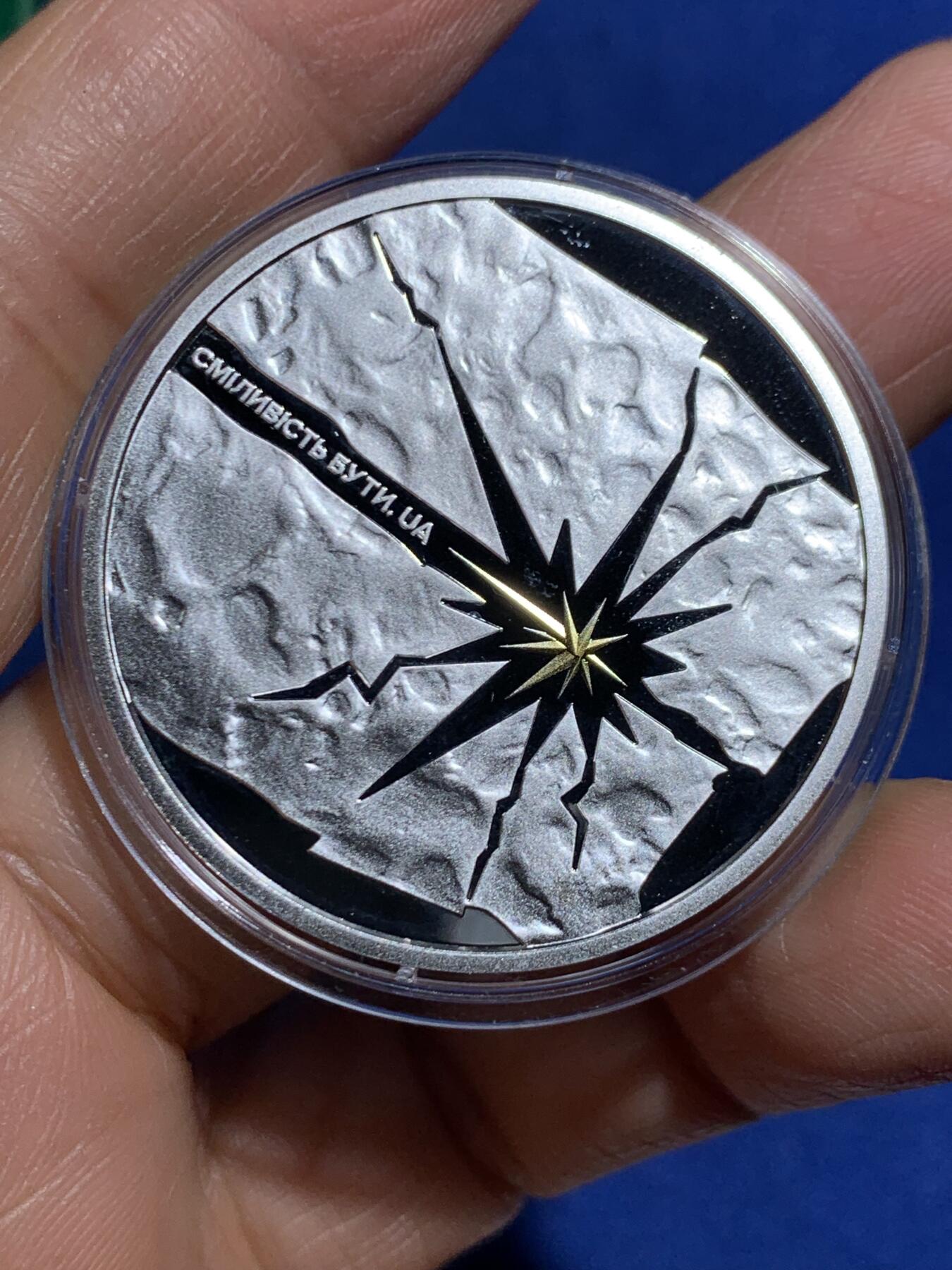 《竞宝斋》第464场 周日，周一，周二，3场连拍 （全场包邮）欢迎送拍 2023年乌克兰10格里夫纳部分镀金精制银币 勇气乌克兰人（刀锋）最佳时事币 925银34克 发行量：5千 盒证全（证上31.1克是999银）