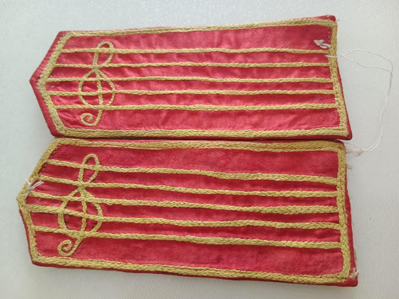 一副早期的乐队肩章