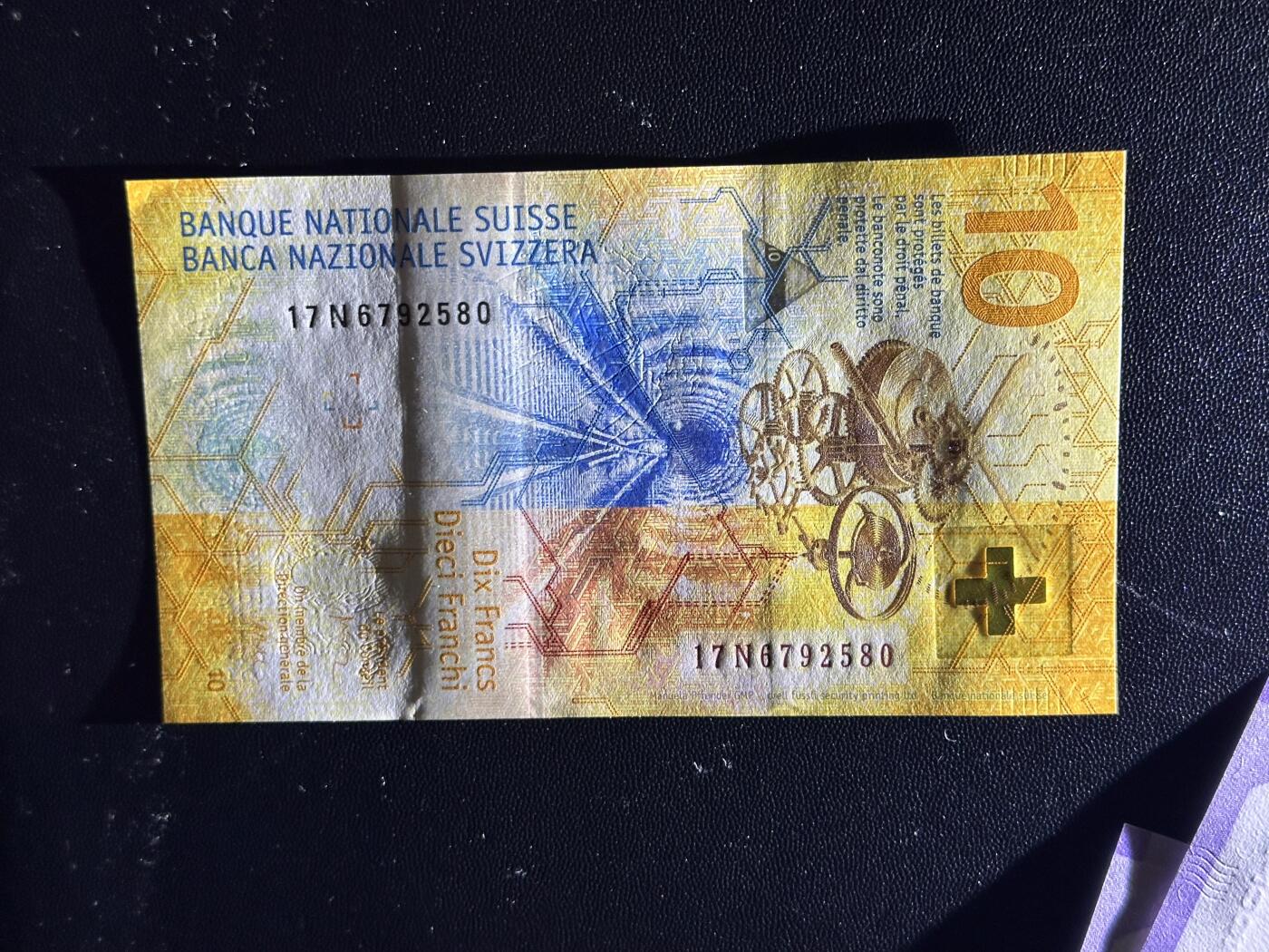 《外钞收藏家》第六百零七期（畅拍场）（本平台长期征集拍品、欢迎藏友们联系合作） 2017年瑞士手版10法郎+A冠澳门中国银行最新版20元6张一起 全新UNC