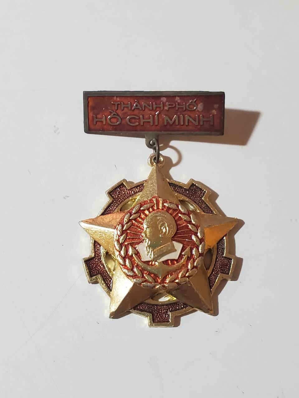 韵星假日军品类拍卖第三十九期暨默多克中校夫妇专场 -- Rimey Holidays Militaria Auction 39 & The Modoks Collection   越南社会主义共和国 胡志明市建设奖章 颁发给战后建设胡志明市的军民 短时间颁发 稀有