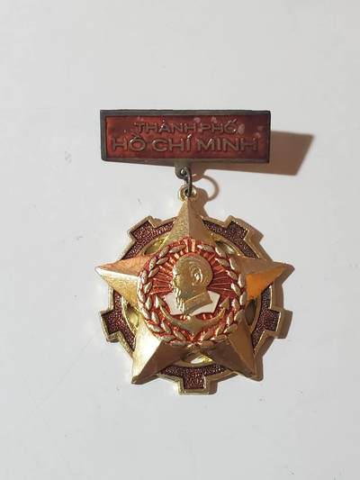 韵星假日军品类拍卖第三十九期暨默多克中校夫妇专场 -- Rimey Holidays Militaria Auction 39 & The Modoks Collection  -  越南社会主义共和国 胡志明市建设奖章 颁发给战后建设胡志明市的军民 短时间颁发 稀有