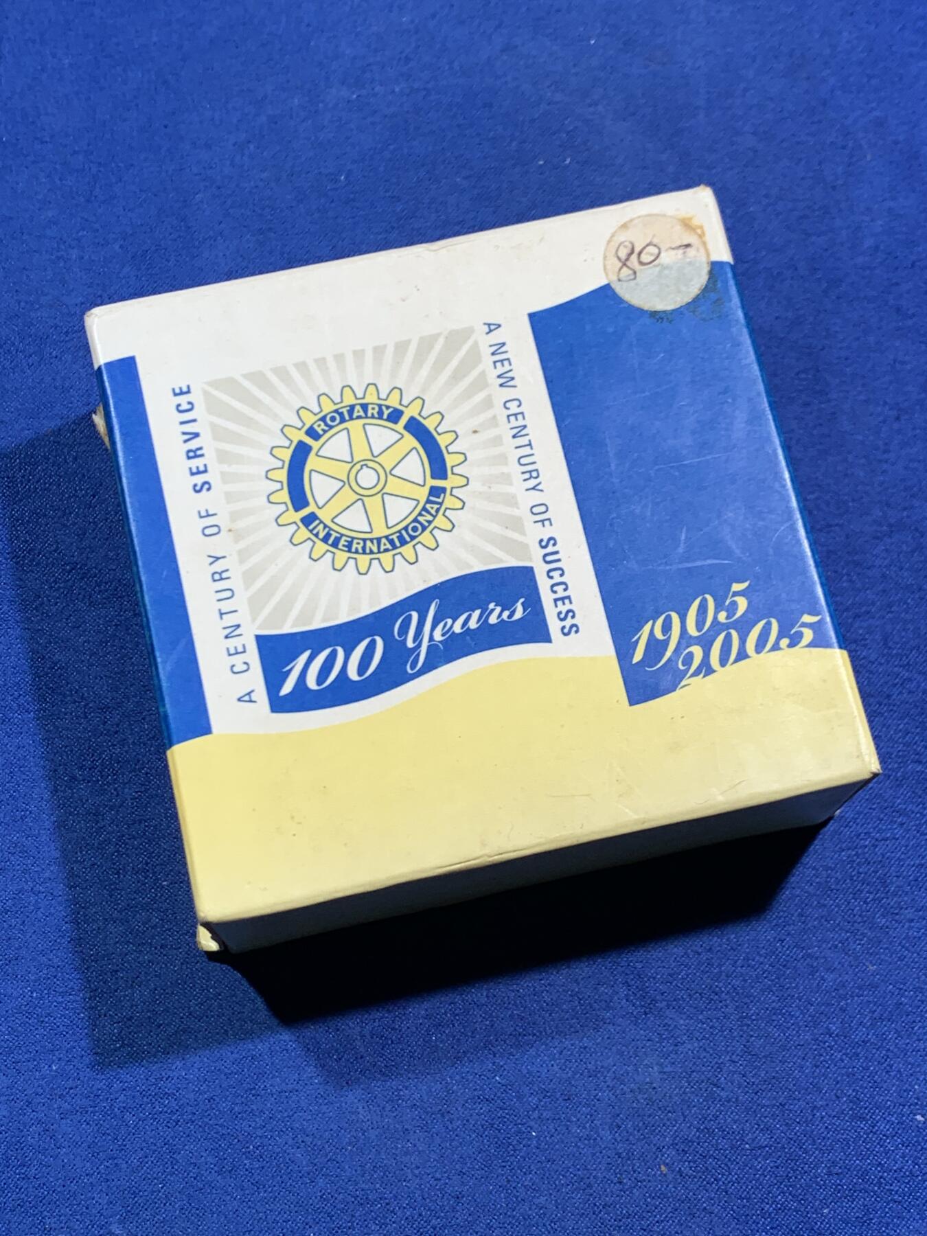 《竞宝斋》第464场 周日，周一，周二，3场连拍 （全场包邮）欢迎送拍 2005年澳大利亚1元彩色精制邮币套 扶轮社百年纪念 1盎司999银 发行量：7千5百 盒证全