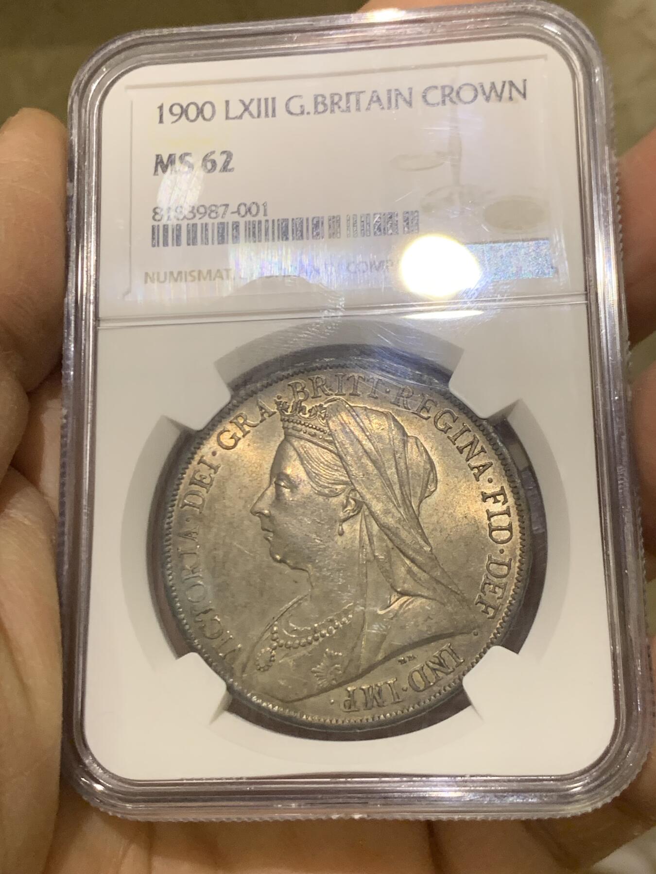 《竞宝斋》第464场 周日，周一，周二，3场连拍 （全场包邮）欢迎送拍 NGC MS62 英国 1900年 维多利亚披纱马剑克朗 极其稀有的LXIII边铭 同分8枚更高分仅9枚 属于好品存世量最少的版别之一 五彩包浆 整体的保存状态非常好