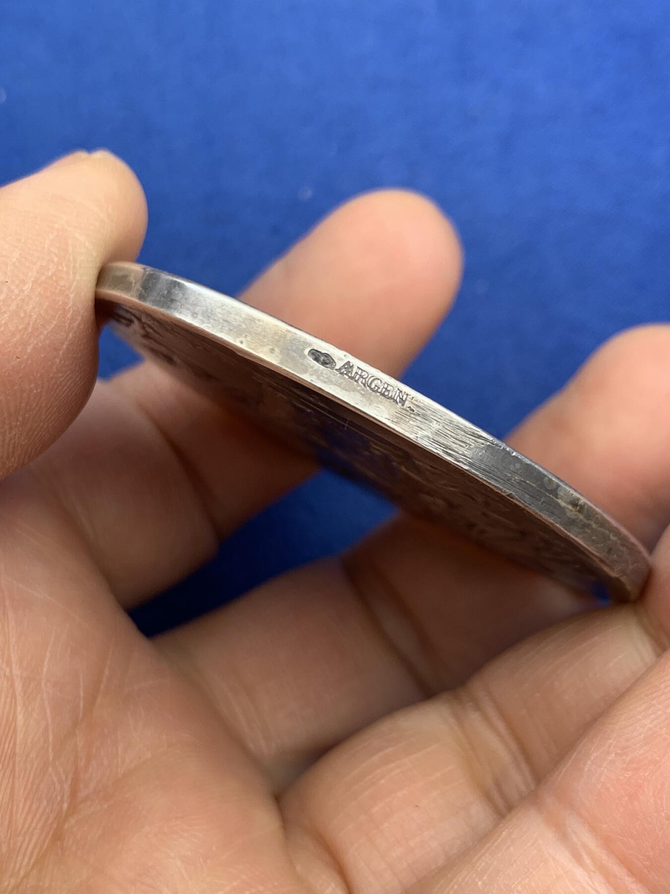 《竞宝斋》第464场 周日，周一，周二，3场连拍 （全场包邮）欢迎送拍 法国新艺术章牌雕刻大师杜普伊D.Dupuis作品，法语联盟奖章，法国的象征玛丽安娜女神，在月桂树下教美澳亚非四大洲的孩子读书，写实浅浮雕精品。小小的章面上，能把四大洲孩子的衣着甚至面部特色都生动表现出来，绝对是大师级雕刻功力，材质950银，边铭丰饶角argent，直径50mm，重量66g，品相很好，包浆有轻微白斑，自藏佳品