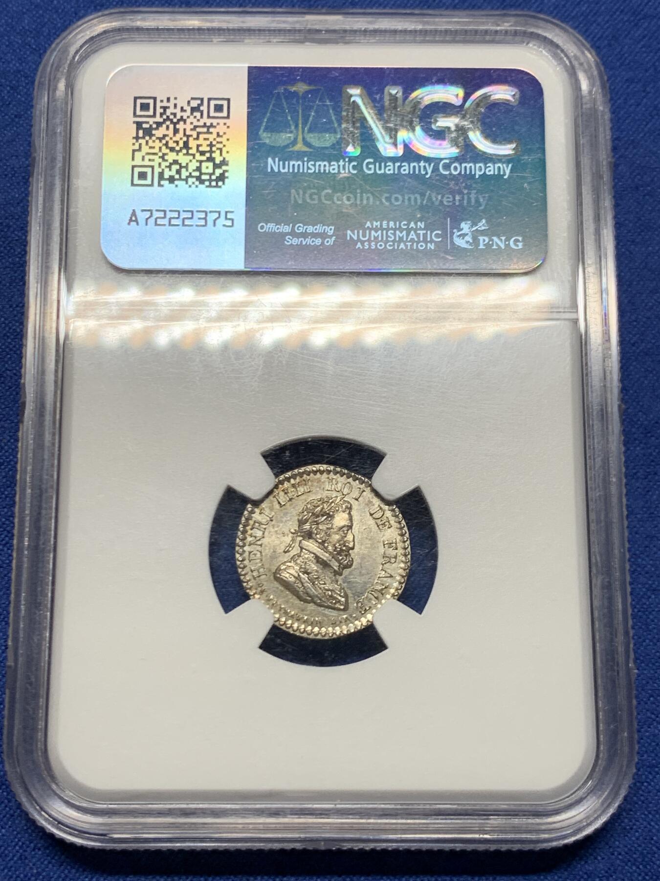 《竞宝斋》第464场 周日，周一，周二，3场连拍 （全场包邮）欢迎送拍 少见 NGC MS63 法国1818年波旁王朝复辟时期的法国银质纪念章，正面为路易十八右向肖像，环绕铭文标示其王权身份，体现复辟初期法国重新确立合法君主统治的政治语境。背面人物为亨利四世右向肖像，其形象源自法国王权传统中被反复引用的“王国奠基者”形象，用以强调王朝合法性的历史延续性。正反两面并置不同君主，是复辟时期常见的纪念性设计，用以将当下政权与历史上的成功统治者相连接。