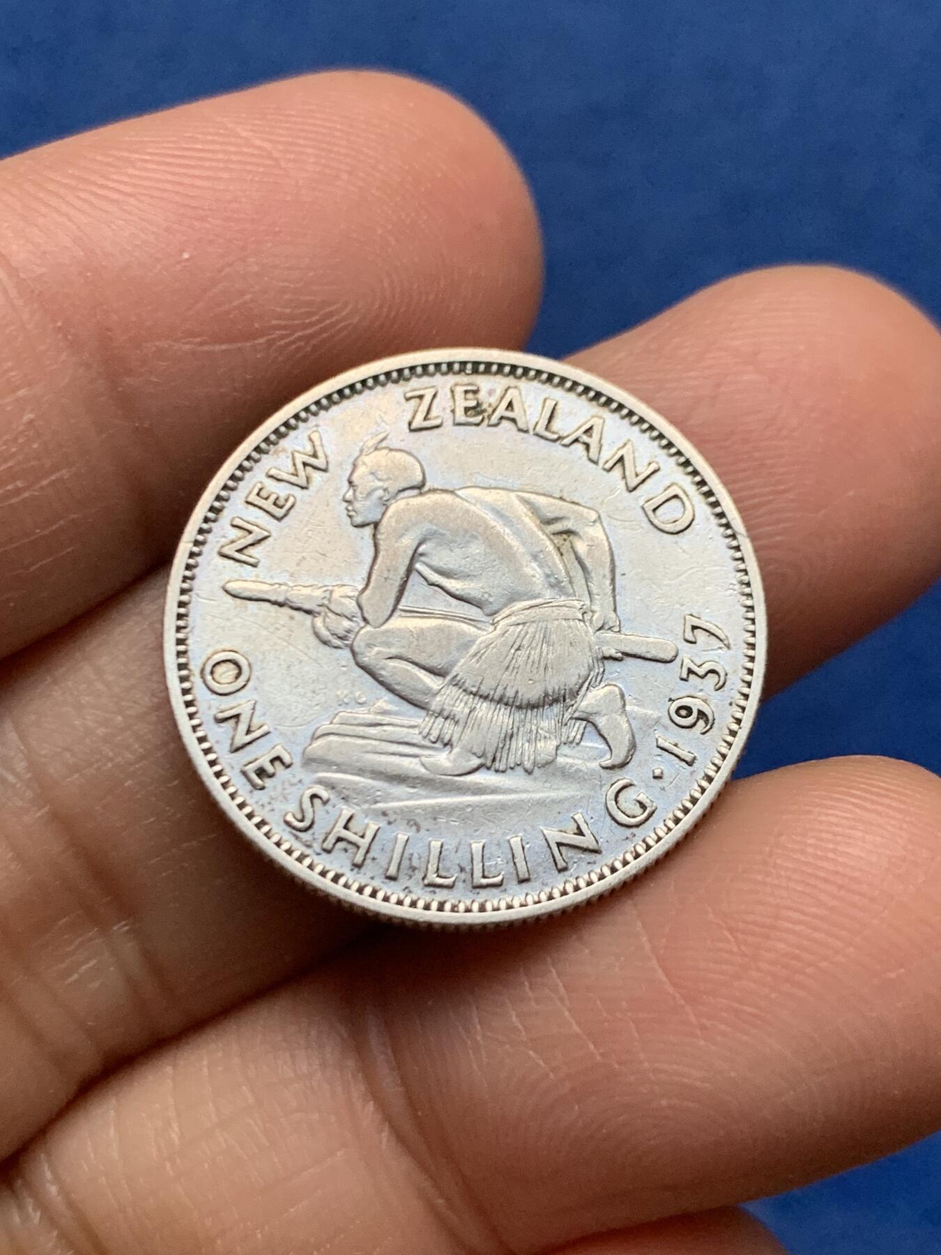 《竞宝斋》第464场 周日，周一，周二，3场连拍 （全场包邮）欢迎送拍 新西兰1937年乔治六世1先令银币 背面蹲伏的毛利战士手持塔亚哈（传统毛利权杖） 500银 5.62克