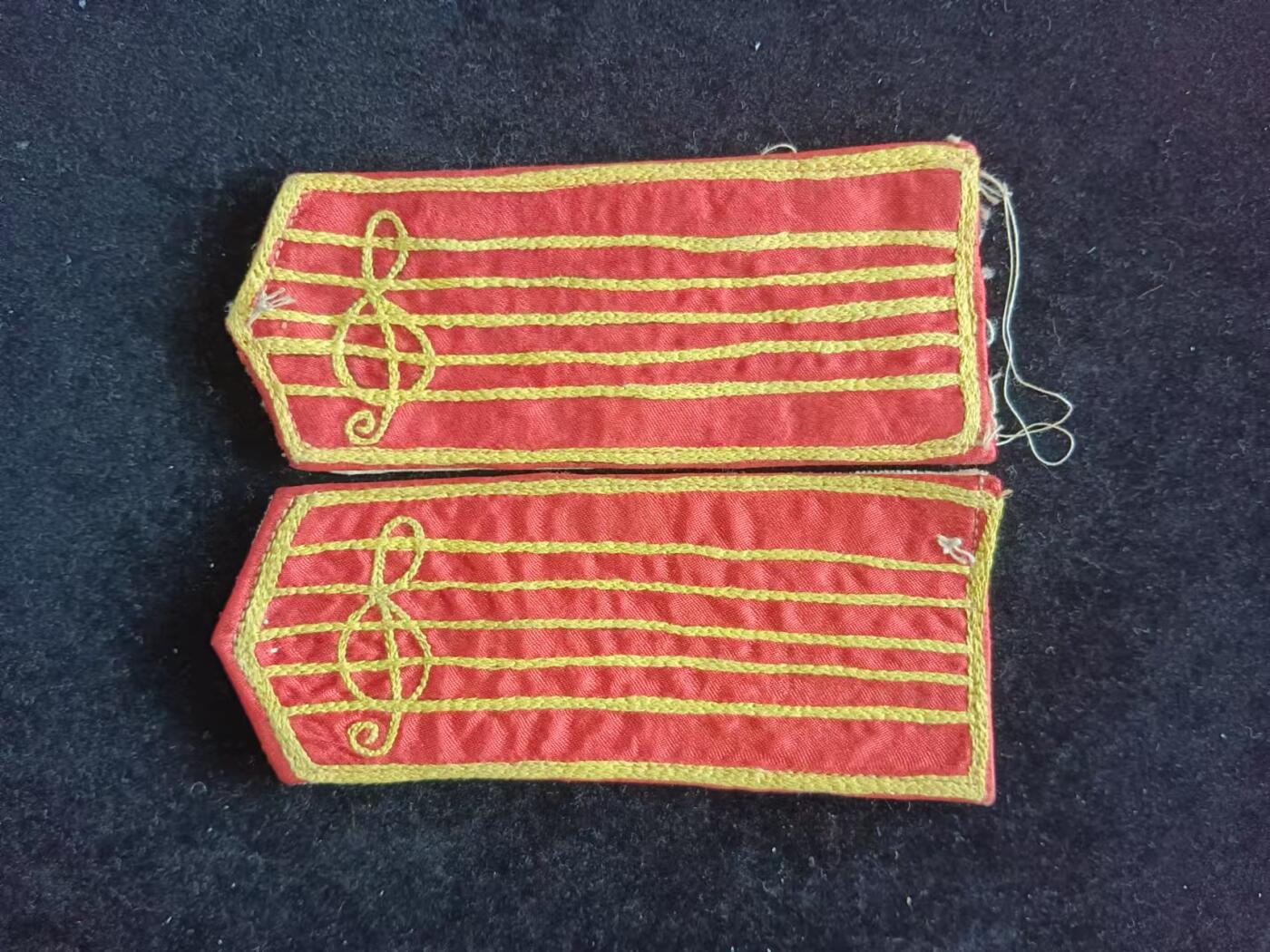 一副早期的乐队肩章