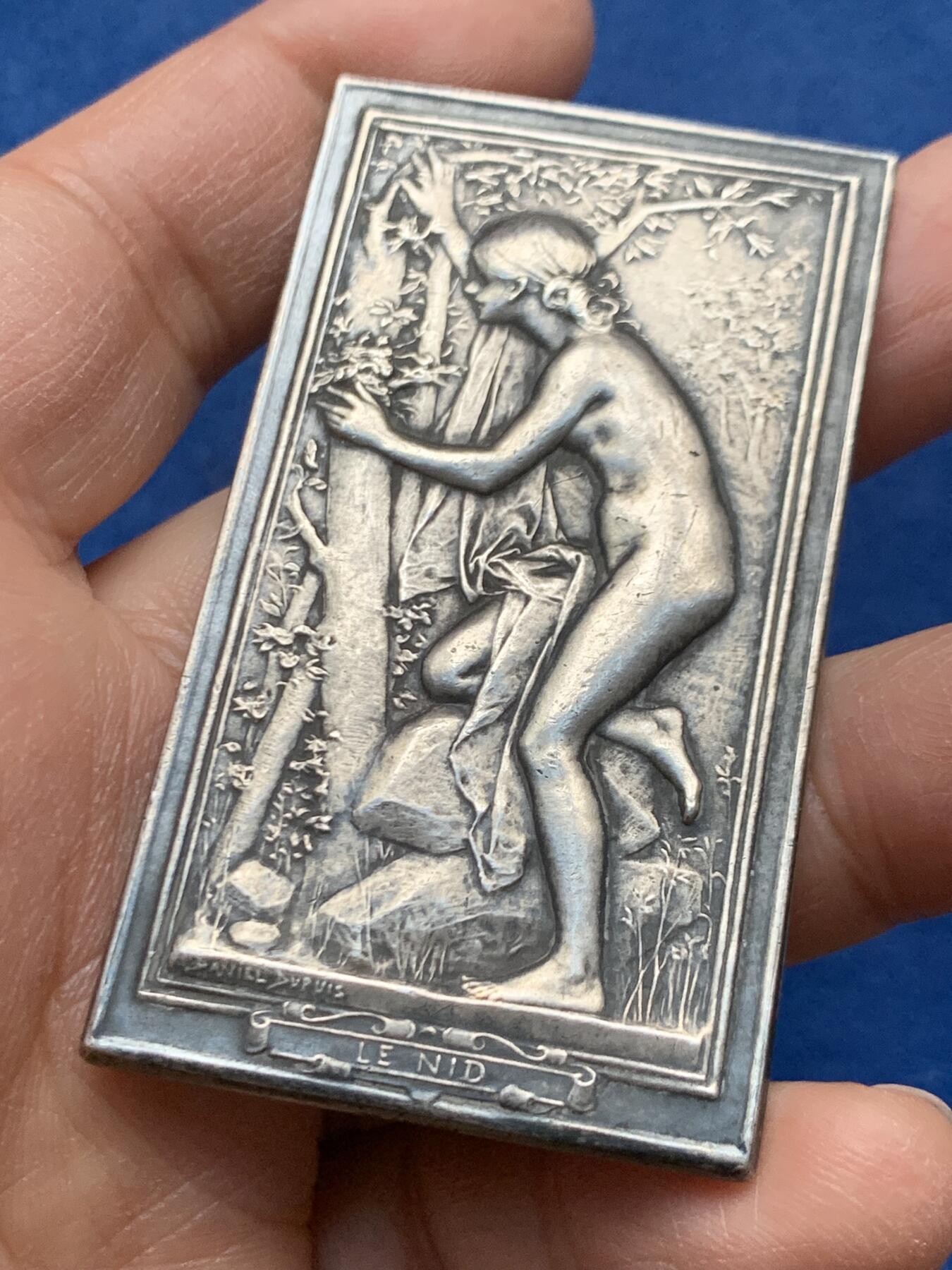 《竞宝斋》第464场 周日，周一，周二，3场连拍 （全场包邮）欢迎送拍 法国天才章牌大师杜普伊D.Dupuis代表作之一，巢，知名度较高的法章之一，新艺术风格代表作。人与自然，爱与和谐，材质950银，边铭丰饶角argent，大小37x65.8mm，重量57.3g，表面有些老的细小磕碰划痕，如图。