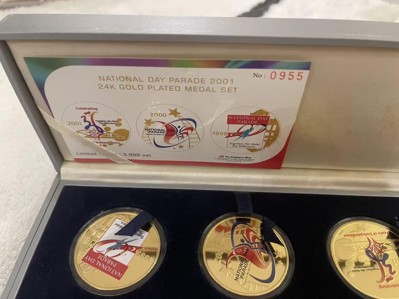 ❤️【币观天下】❤️ 第342期钱币秒杀拍卖场- 2026.2.4秒杀专场 长期征集拍品  新加坡2001年跨世纪国庆节庆祝彩色镀金精制纪念章全套 限量发行3888套