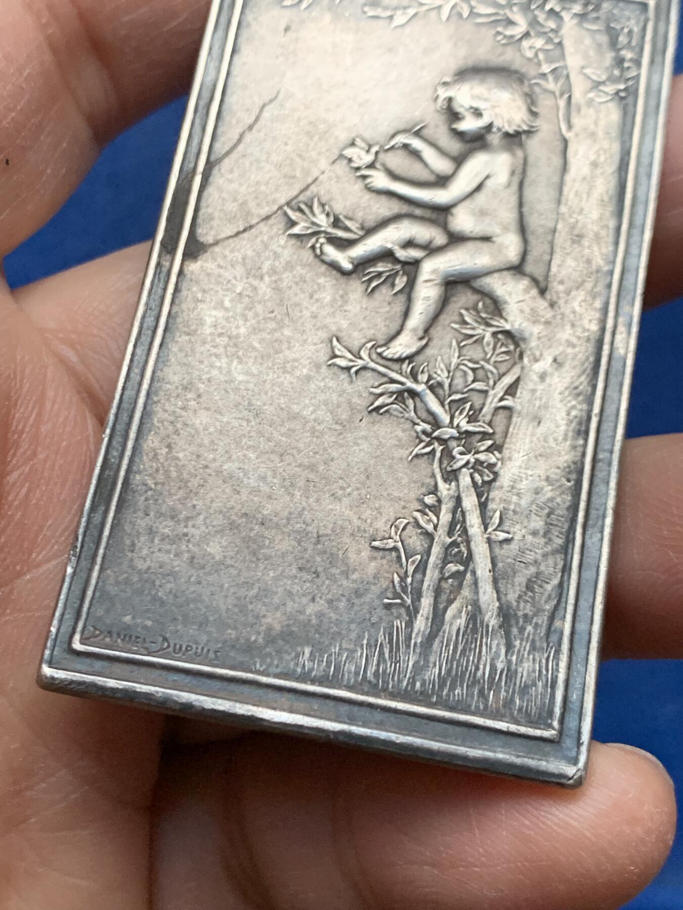 《竞宝斋》第464场 周日，周一，周二，3场连拍 （全场包邮）欢迎送拍 法国天才章牌大师杜普伊D.Dupuis代表作之一，巢，知名度较高的法章之一，新艺术风格代表作。人与自然，爱与和谐，材质950银，边铭丰饶角argent，大小37x65.8mm，重量57.3g，表面有些老的细小磕碰划痕，如图。