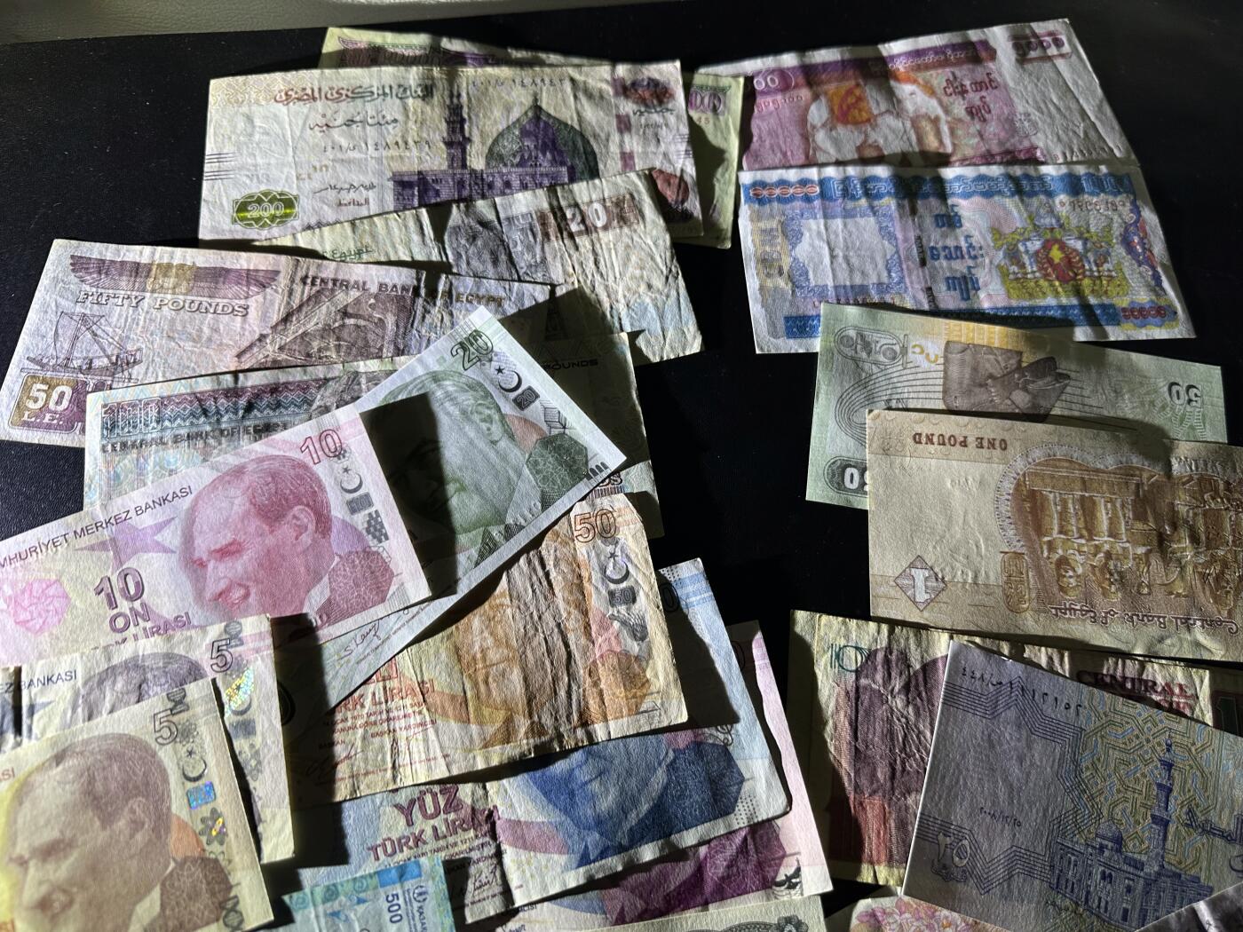 《外钞收藏家》第六百零七期（畅拍场）（本平台长期征集拍品、欢迎藏友们联系合作） 土耳其、埃及等几十张 有新有旧 如图