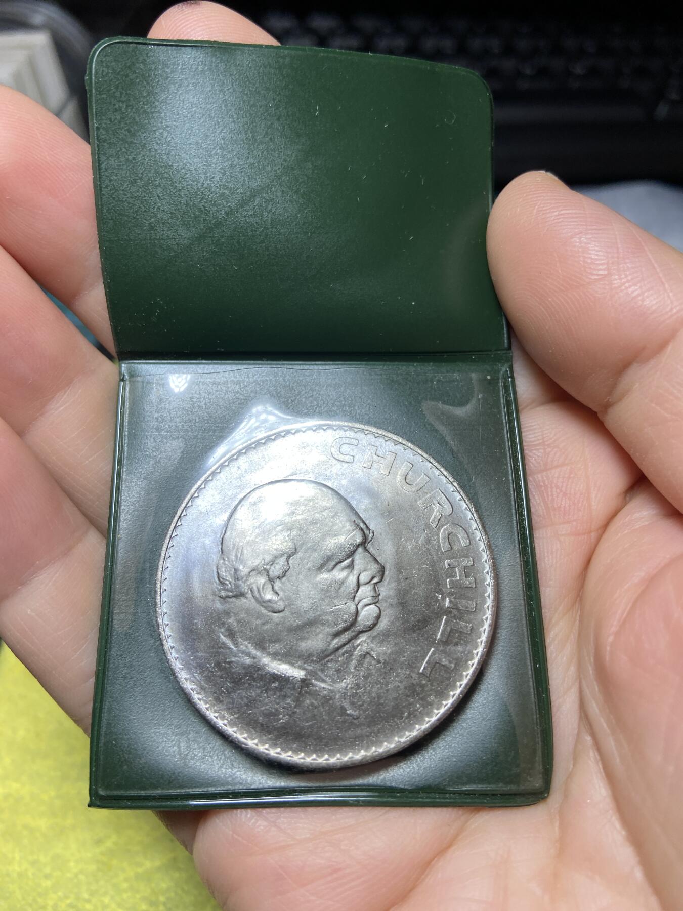 2026年第十八场(总第一百八十七场）外国好品散币场(免佣金) 全新–英国🇬🇧威廉姆斯·迪肯银行包装1965年1克朗(丘吉尔逝世纪念币)