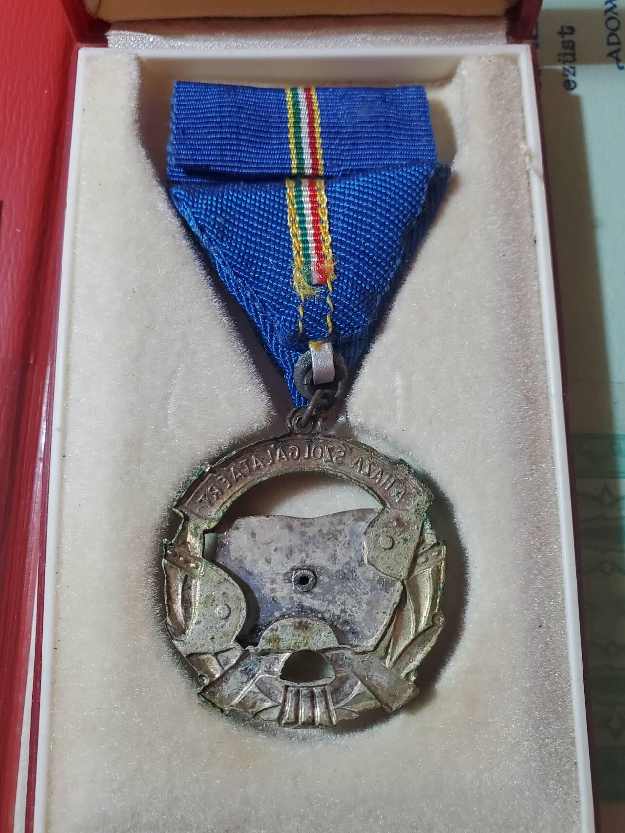 韵星假日军品类拍卖第三十九期暨默多克中校夫妇专场 -- Rimey Holidays Militaria Auction 39 & The Modoks Collection  匈牙利人民共和国默多克中校银级为祖国服务奖章带盒（早期版本）带大证书佩戴证明一套