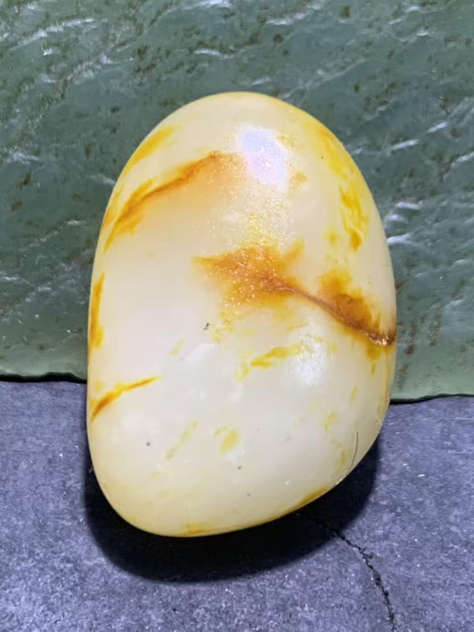 精美洒金皮和田白玉独籽原石一颗，