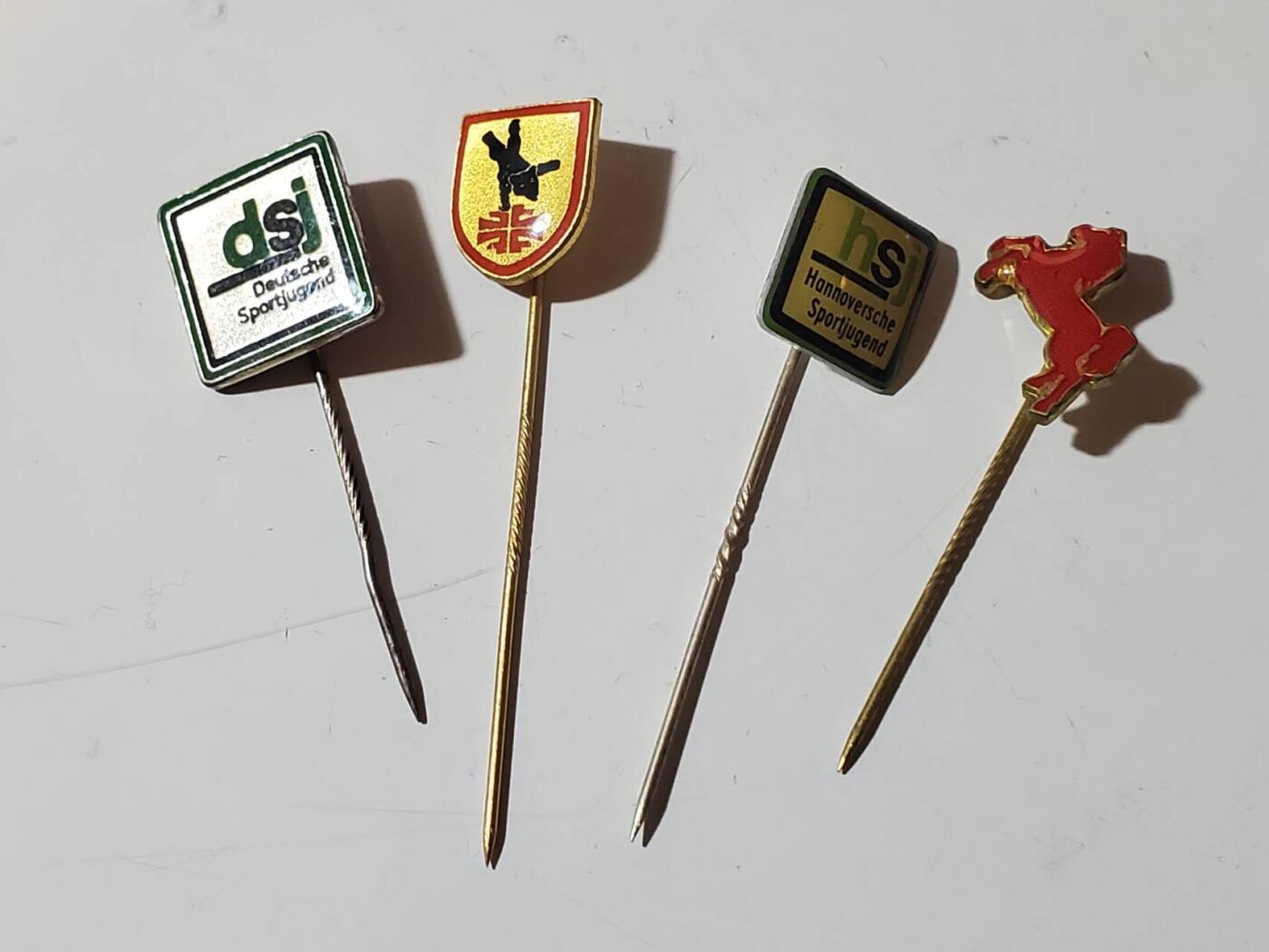 韵星假日军品类拍卖第三十九期暨默多克中校夫妇专场 -- Rimey Holidays Militaria Auction 39 & The Modoks Collection  民主德国dsj hsj组织 汉诺威 安哈尔特证章一组插针