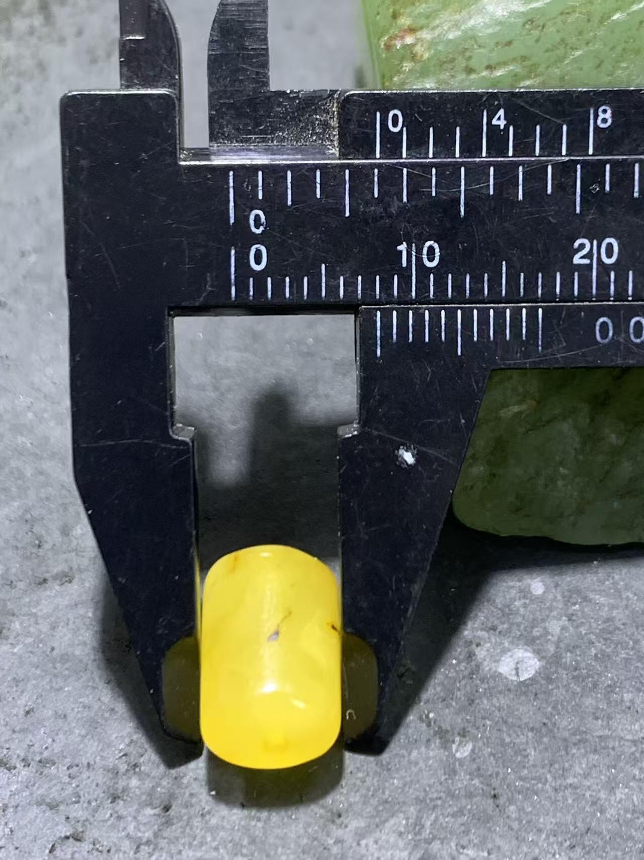 天然乌克兰原矿蜜蜡随形通货桶珠一颗，