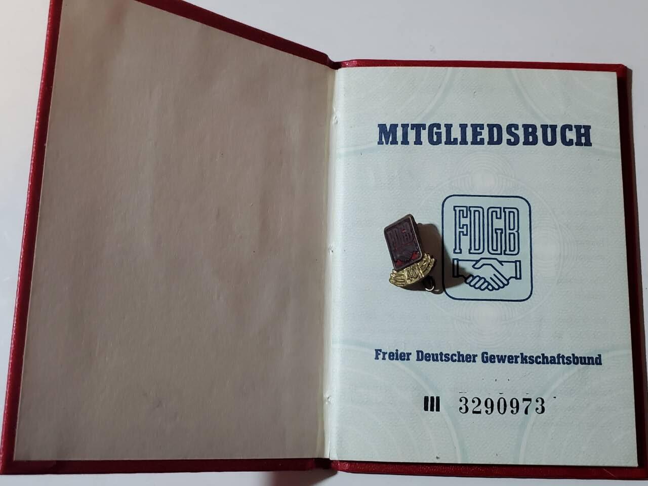 韵星假日军品类拍卖第三十九期暨默多克中校夫妇专场 -- Rimey Holidays Militaria Auction 39 & The Modoks Collection  民主德国工会荣誉成员40年证章带工会证书实发一套