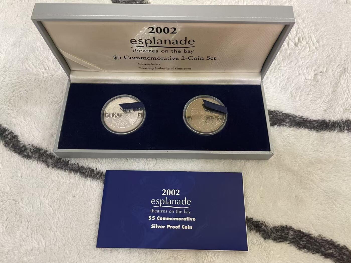 ❤️【币观天下】❤️ 第342期钱币秒杀拍卖场- 2026.2.4秒杀专场 长期征集拍品  新加坡滨海湾歌剧院2002年官方精制银币2合1套装 盒证齐全 发行量仅2002套 