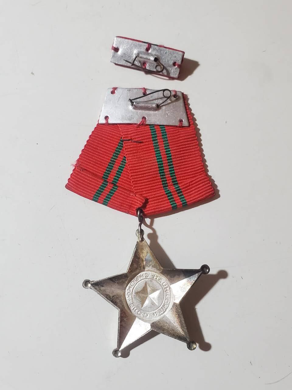 韵星假日军品类拍卖第三十九期暨默多克中校夫妇专场 -- Rimey Holidays Militaria Auction 39 & The Modoks Collection  越南民主共和国（北越）三级战功勋章带略 少见战时白铜版本 很厚重非铝制