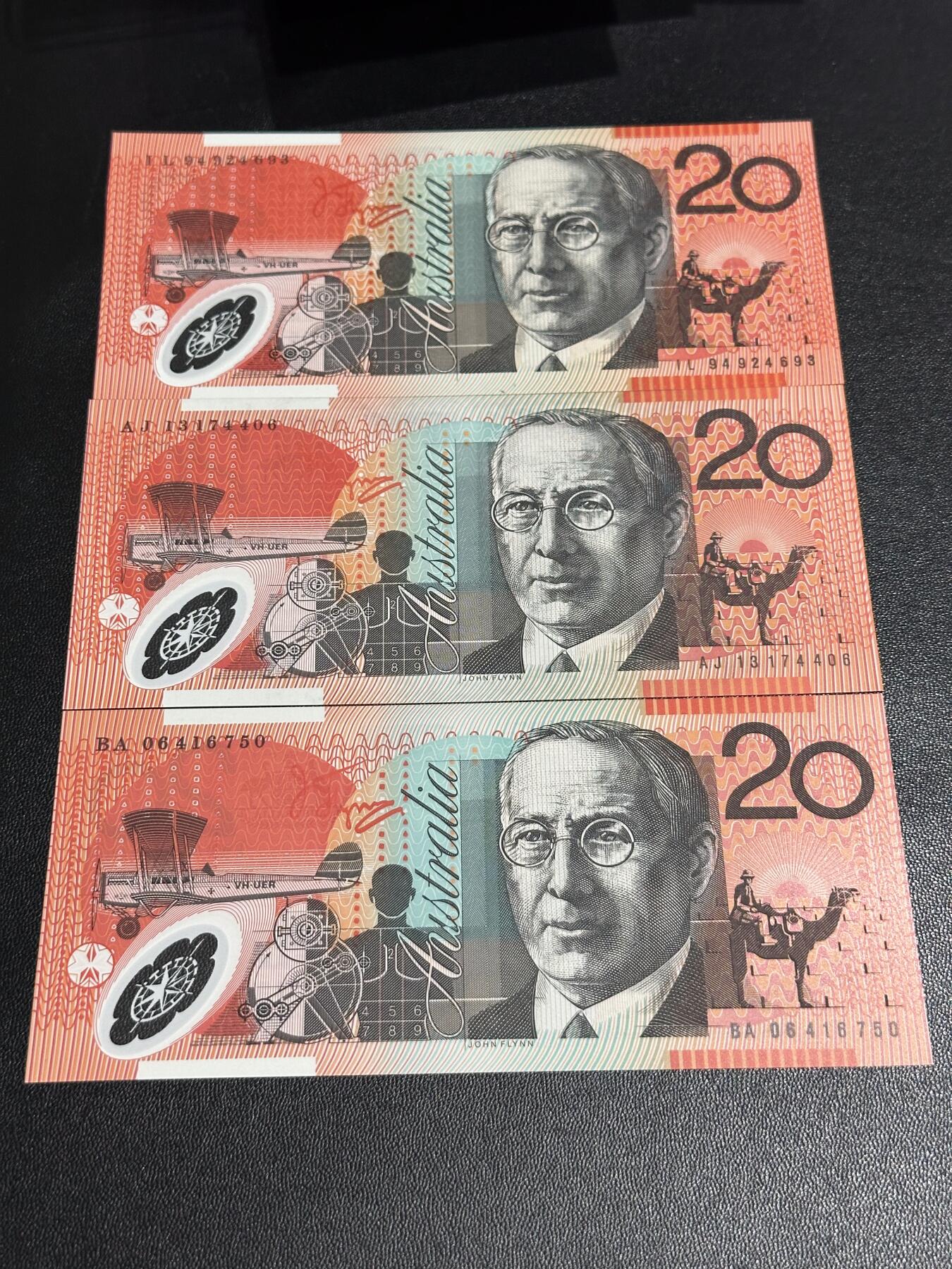 《外钞收藏家》第六百零八期（精选场）（本平台长期征集拍品、欢迎藏友们联系合作） 澳大利亚20元 3个年份3个签名一起 全新UNC
