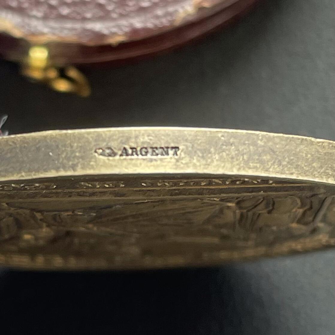 「木头集藏」“ 新岁撷珍”——章牌精品专场！ A.Dubois～1901年法国童工保护协会原盒镀金银章，直径：45 mm，50.4 g，边铭：丰饶角 ARGENT，名家作品，正面刻画手持工具、衣着朴素的童工，右侧是手持纺轮的女工，背景还有工厂设备，生动再现了19世纪法国工厂的童工处境。较少见银章，品相不错，原盒正常使用。