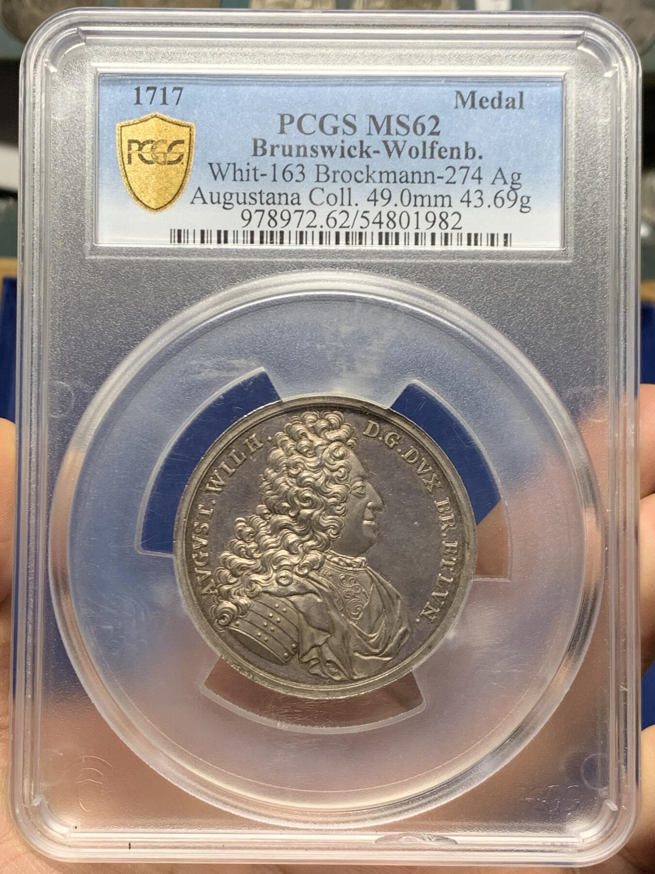 《竞宝斋》第465场 周日，周一，周二，3场连拍 （全场包邮）欢迎送拍 唯一冠军分 PCGS MS62 德国布伦瑞克-吕纳堡公国奥古斯特·威廉公爵纪念宗教改革200周年大银章 加大加厚盒 48.9MM 43.62G罕见品种 高浮雕 轻微镜面感 奧古斯特·威廉公爵大波浪秀发异常美丽 背面唱诗班景象翃翃如生 盒子支撑有磕