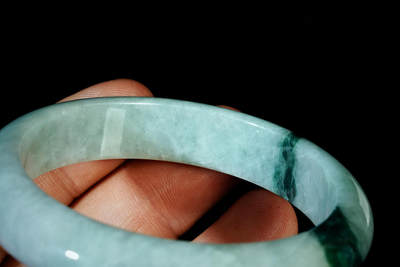 上海都达杂项专场四十七【全场包邮】  天然冰绿种翡翠（A货）贵妃手镯 附鉴定证书