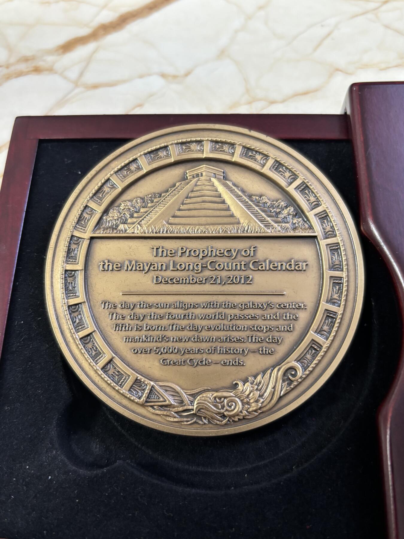 第190期拍卖 国外发行玛雅语言长计数日历大铜章带盒，75毫米，重221.32克