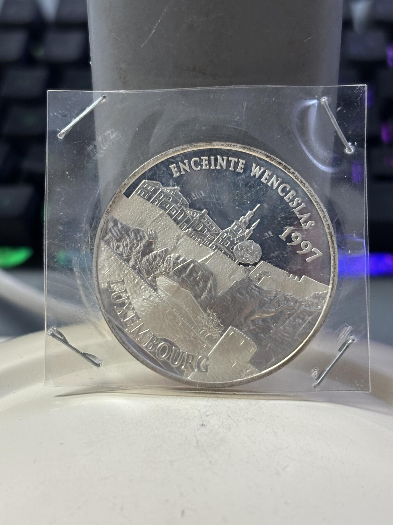 第190期拍卖 法国1997年100法郎/15欧元双面值精制银币 欧洲著名地表-卢森堡瓦茨拉夫城墙 22.2克900银 发行量：2万 带证