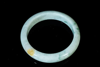 上海都达杂项专场四十七【全场包邮】  天然冰糯种飘绿翡翠（A货）贵妃手镯 附鉴定证书90-49