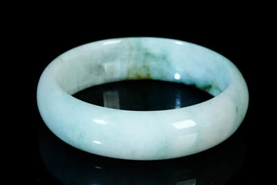 上海都达杂项专场四十七【全场包邮】  天然冰糯种带绿翡翠（A货）贵妃手镯 附鉴定证书90-45