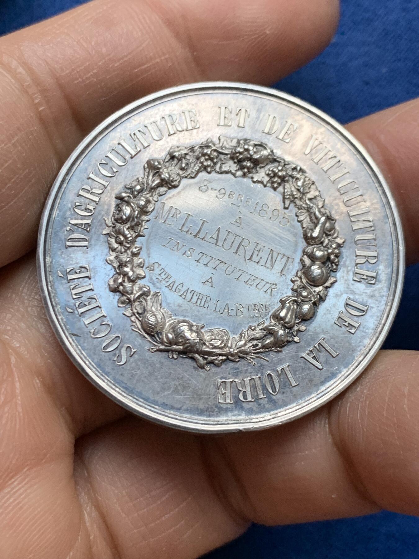 《竞宝斋》第465场 周日，周一，周二，3场连拍 （全场包邮）欢迎送拍 法国卢瓦尔河谷农业和葡萄酒银质代币，24.85g，38.3mm，丰饶角边铭，背面5点方向有轻磕，带原盒，盒子铆钉处坏了