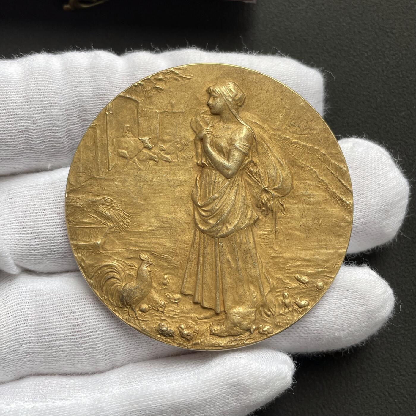 「木头集藏」“ 新岁撷珍”——章牌精品专场！ O.Roty～法国瓦兹省颁发原盒镀金银章，直径：50 mm，60.5 g，边铭：丰饶角 ARGENT，章面环绕着五个盾形纹章，代表瓦兹省下辖的不同市镇或行政区，纹章之间以新艺术风格的卷草纹和花卉装饰相连。 整体设计华丽规整，体现了官方纪念章的庄重与权威，品相不错，原盒正常使用。