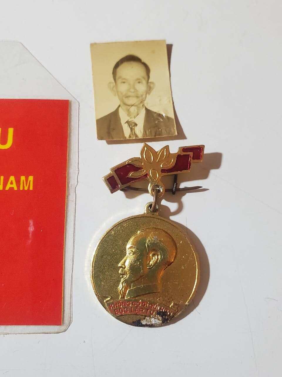 韵星假日军品类拍卖第三十九期暨默多克中校夫妇专场 -- Rimey Holidays Militaria Auction 39 & The Modoks Collection  越南社会主义共和国越战退伍军人协会大会代表证、照片、胡志明老兵纪念奖章一套