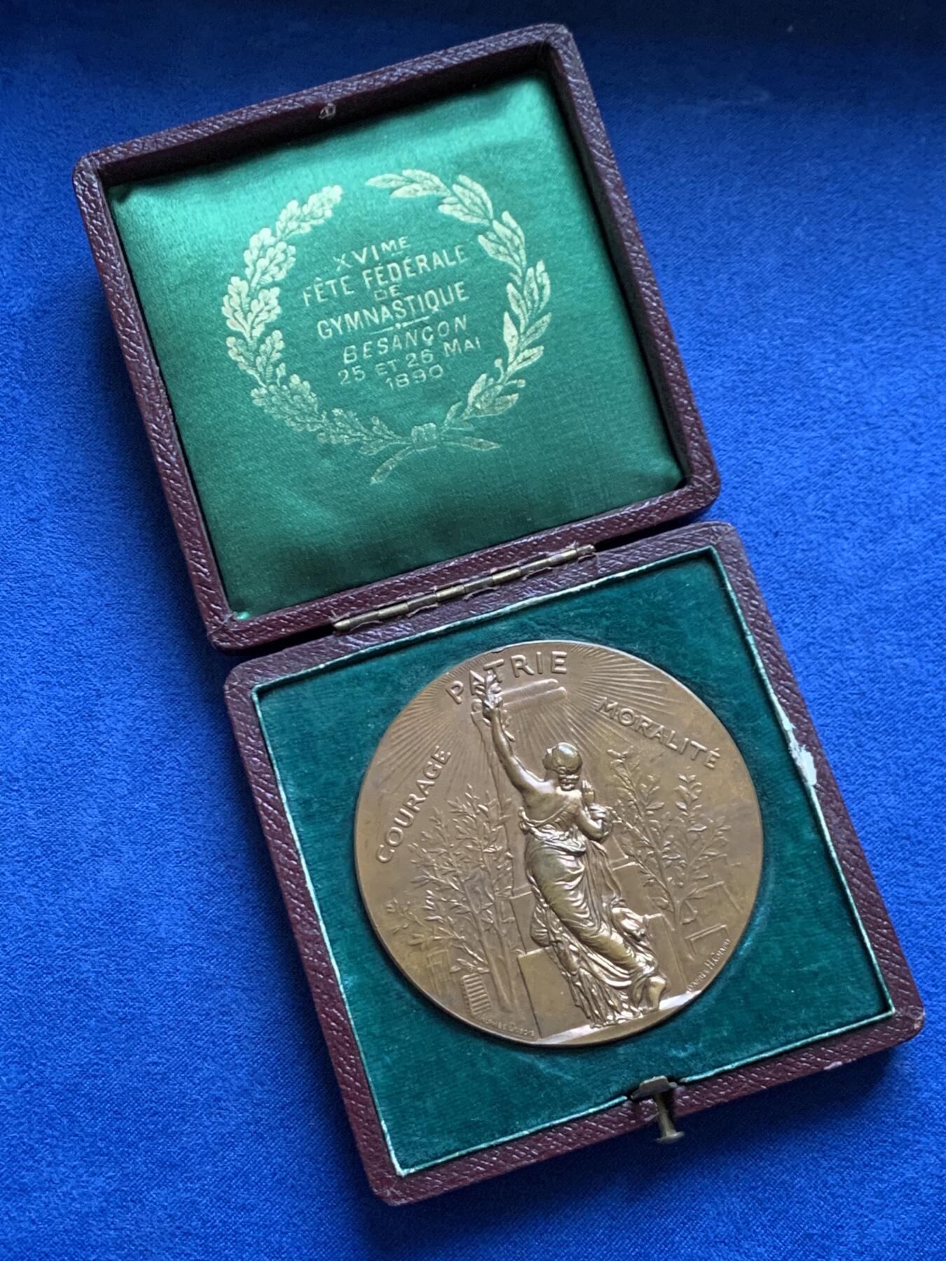 《竞宝斋》第465场 周日，周一，周二，3场连拍 （全场包邮）欢迎送拍 法国1890年贝桑松体操协会纪念铜章 原生包浆 直径58.5mm 重约82.7克 丰饶角铜标 带原盒 字迹对应