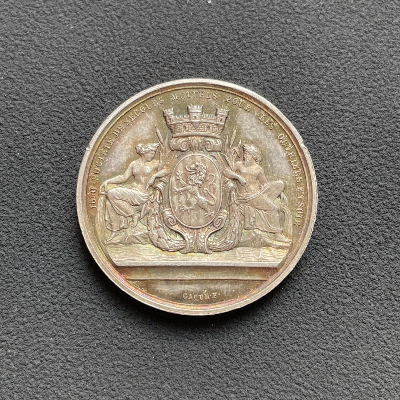 「木头集藏」“ 新岁撷珍”——章牌精品专场！ Caqué～1850年法国丝绸女工互助会银章，直径：28.5mm，10.3 g，边铭：手指  ARGENT （1845-1860年），精致小银章，彩色氧化很美！
