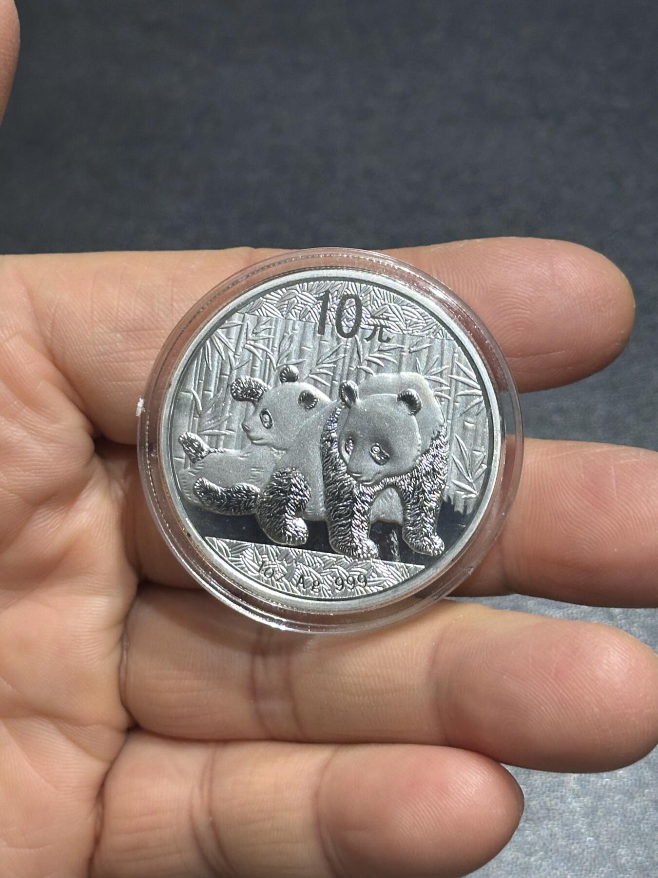 《外钞收藏家》第六百零八期（精选场）（本平台长期征集拍品、欢迎藏友们联系合作） 2010年熊猫银币一枚 1盎司 