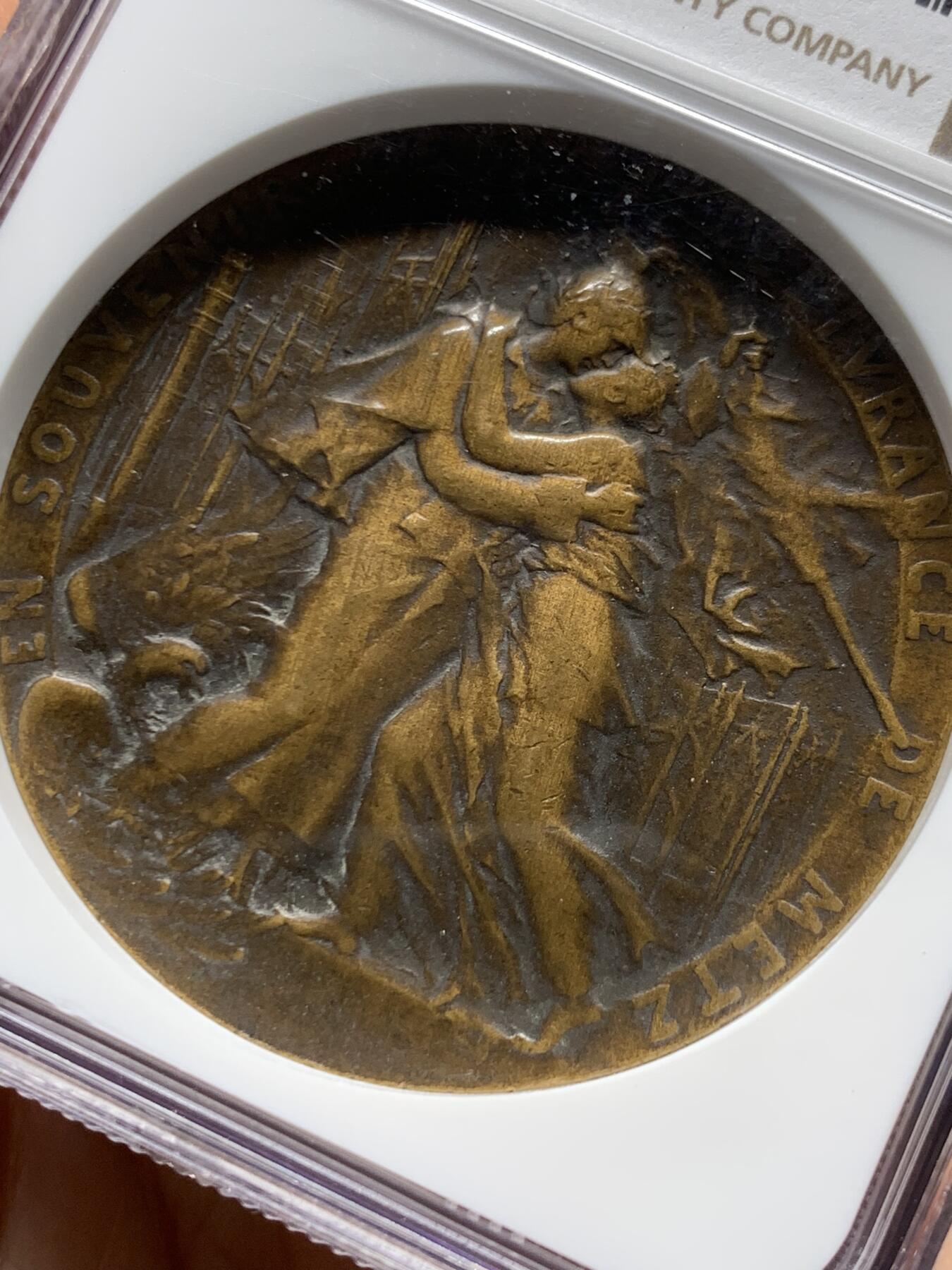 《竞宝斋》第465场 周日，周一，周二，3场连拍 （全场包邮）欢迎送拍 NGC MS62BN 法国梅斯解放纪念章，纪念一战结束时梅斯从德国占领下获得解放的历史时刻。45mm，加厚盒。