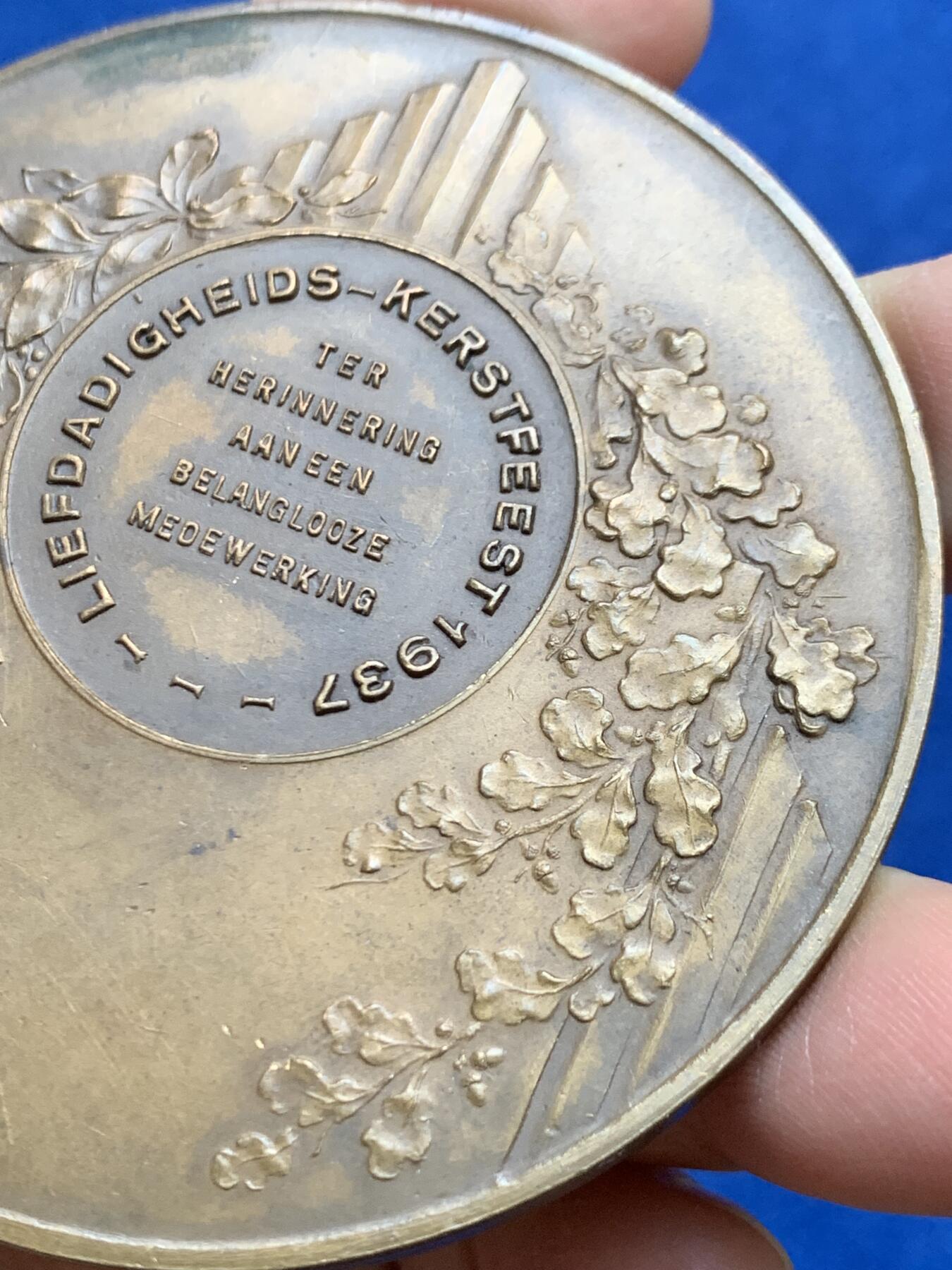 《竞宝斋》第465场 周日，周一，周二，3场连拍 （全场包邮）欢迎送拍 比利时1937年安特卫普慈善圣诞节铜质奖章，107.3g，69.3mm