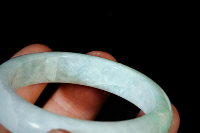 上海都达杂项专场四十七【全场包邮】  天然冰糯种翡翠（A货）贵妃手镯 附鉴定证书