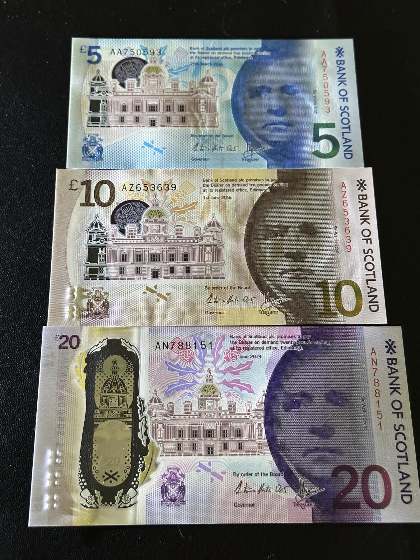 《外钞收藏家》第六百零八期（精选场）（本平台长期征集拍品、欢迎藏友们联系合作） 苏格兰5、10、20镑3张一起 全新UNC 5镑是AA冠